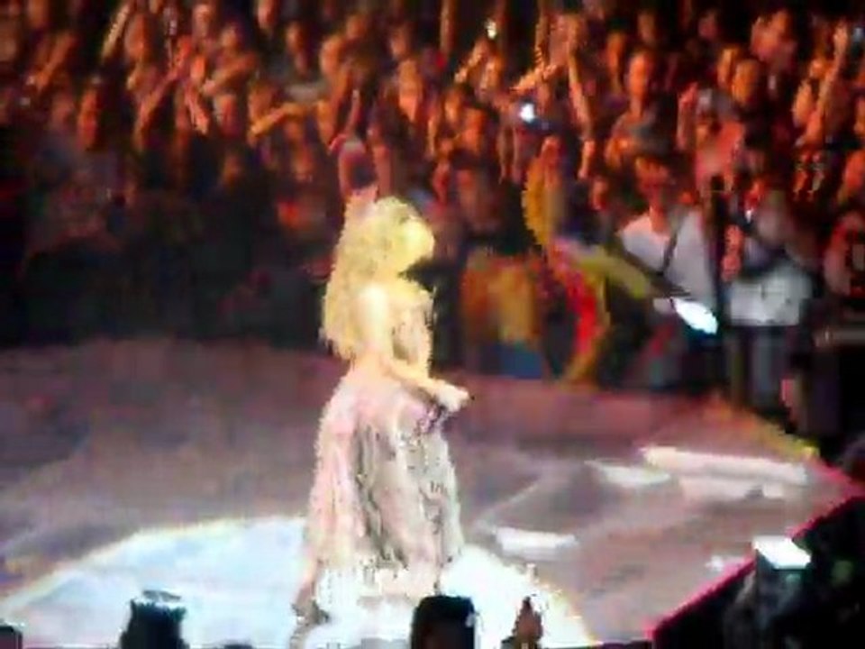 Shakira " Hips Don't Lie " Paris Bercy 14 Juin 2011