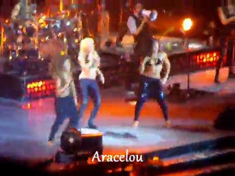 Shakira " Loca "  Paris Bercy 14 Juin 2011
