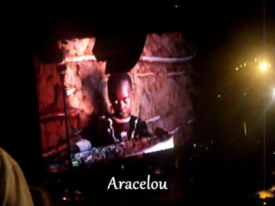 Shakira " Waka Waka " (partie 1) Paris Bercy 14 Juin 2011