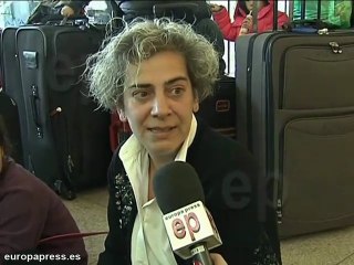 Video herunterladen: Pasajeros indignados se aglomeran en El Prat