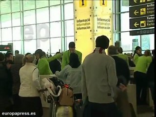 Pasajeros indignados se aglomeran en El Prat