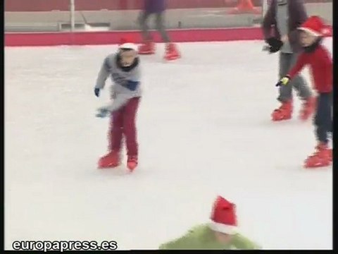Los valencianos disfrutan del patinaje sobre hielo