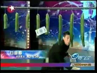 Kung-fu: cinese taglia i cetrioli cone lanciando carte da gioco