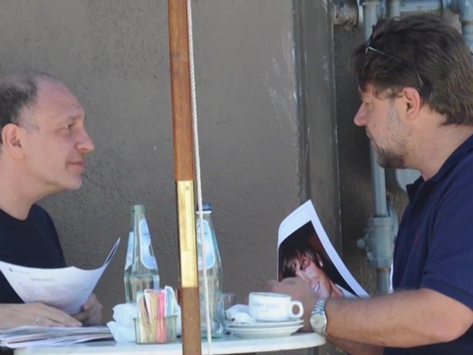 Exklusiv: Russel Crowe beschaut Promi-Bilder