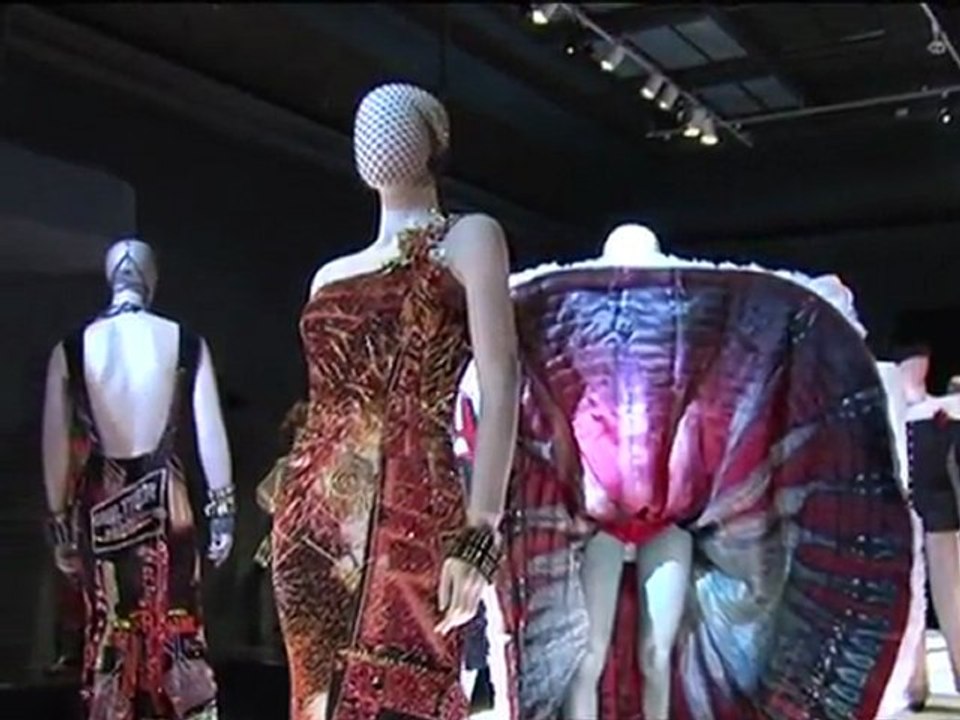 Madonnas bustier im museum: eine gaultier-retrospektive