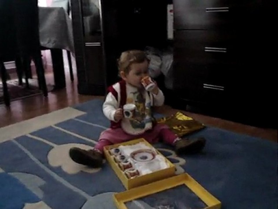 Sena Bebek Kahve İçiyor