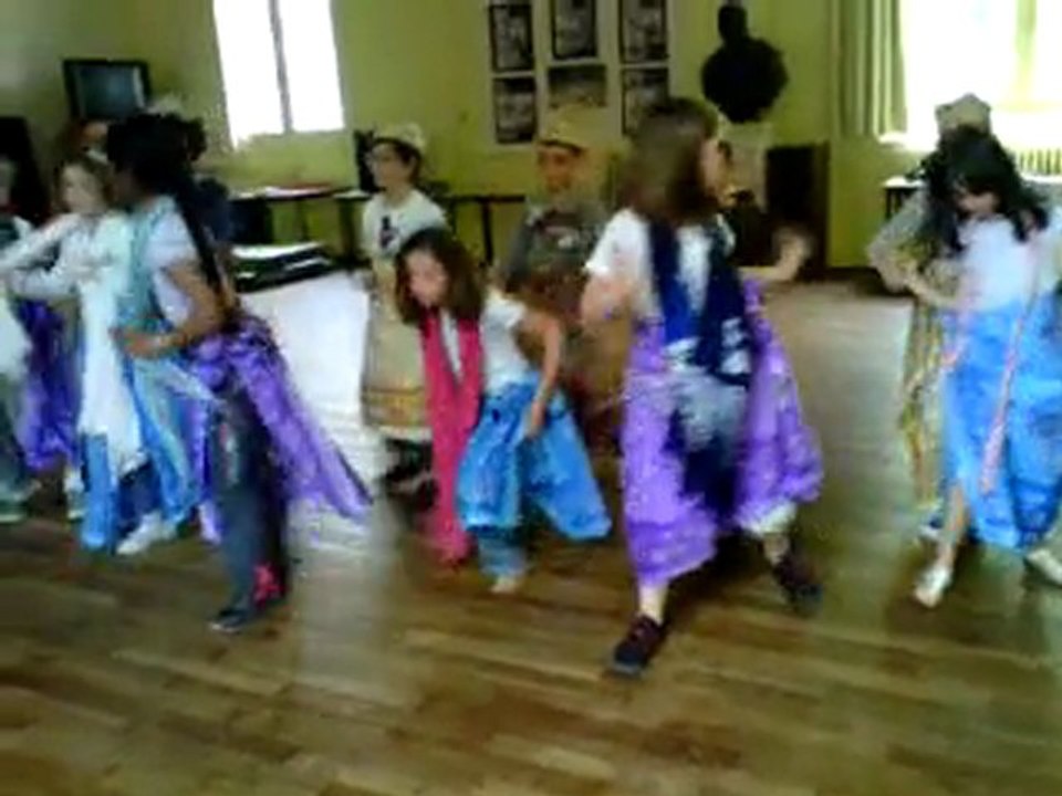 Répétition danse malgache entrainée par l'association ANAMA pour la classe de CM1