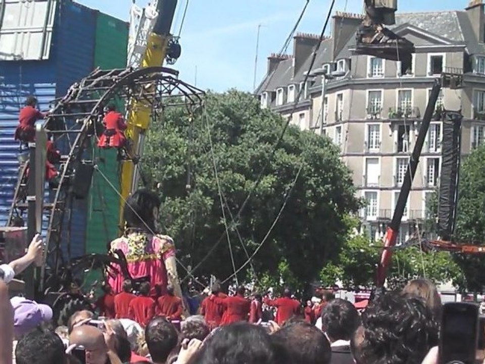P5280006   le géant sort de son container arriver par bateau sur la loire a nantes ,on le prépare pour sa promenade dans nantes