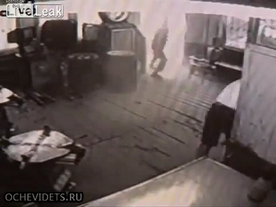 Drunk Driver krachte in eine Tankstelle in Moskau