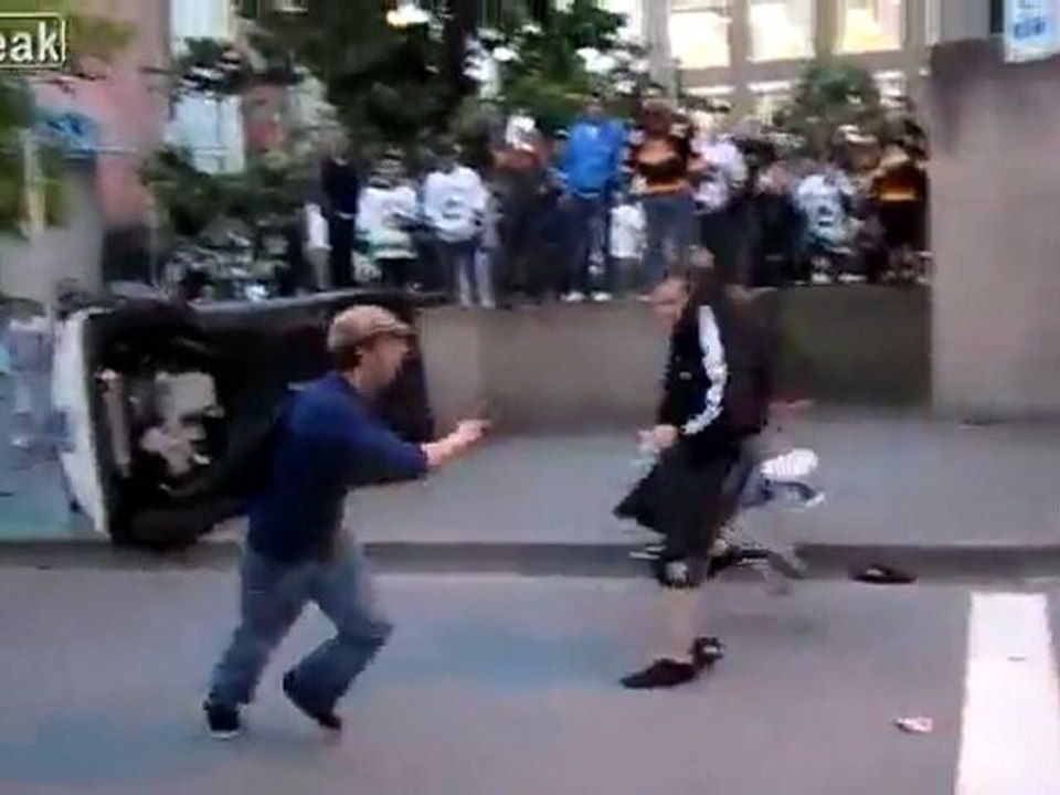 Man Knocks Out Vancouver Rioter, die versuchten, Car in Brand gesetzt