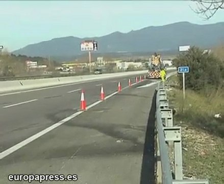 Un muerto y seis heridos al volcar un autobús