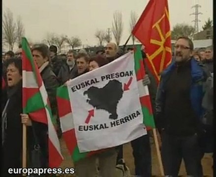 Centenares de personas piden ante la cárcel de Logroño la li