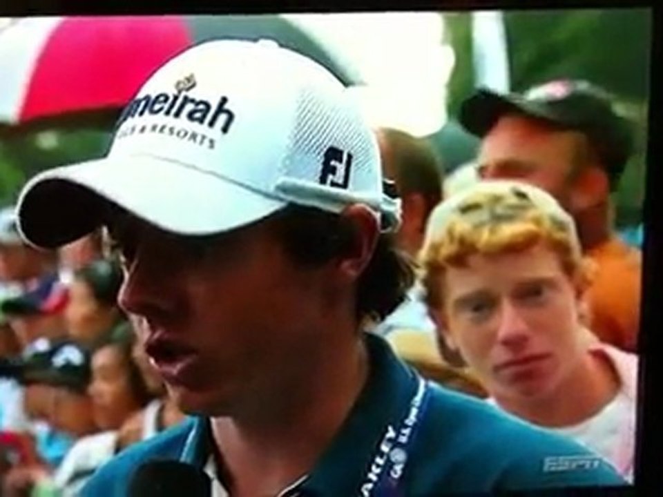 Eine verkrustete Arschloch in einem Interview