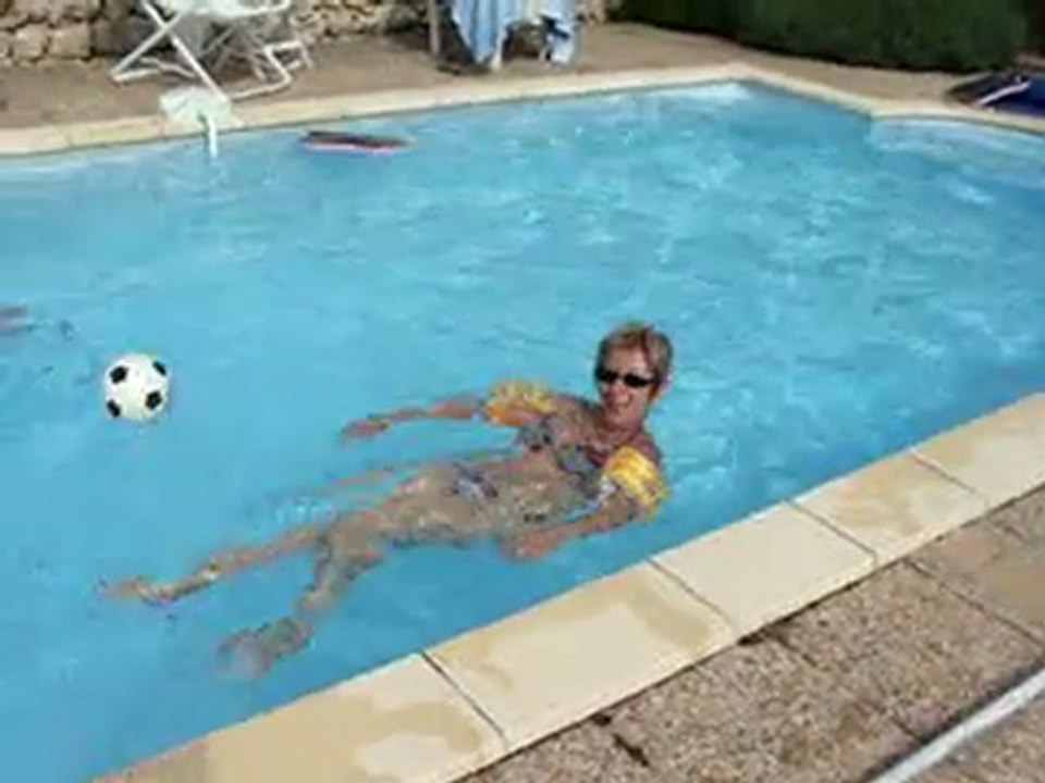 CHEZ KIKI  DANS LA PISCINE POUR LA PENTECOTE  (2)