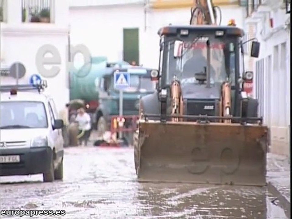 Vecinos de Écija se afanan en las labores de limpieza