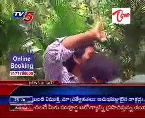 YS Vijayalaxmi meets her son during the ongoing Odarpu Yatra