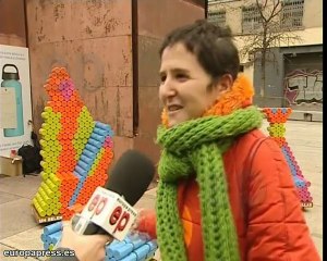 Montan un belén con cantimploras térmicas