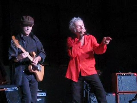 Yves Matrat accompagné par Lahmi Puce Saib chante The wind cries Mary de Jimi Hendrix