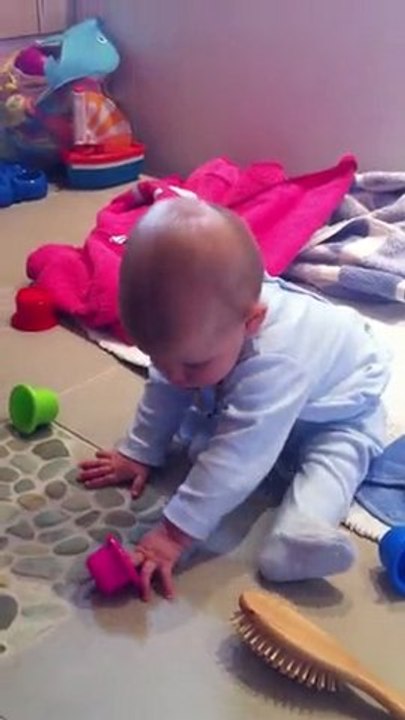 Loulou, 7 mois, joue