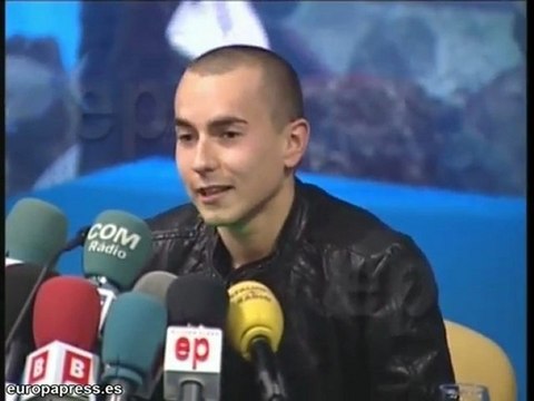 Jorge Lorenzo nada entre tiburones