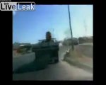 Horse fällt von LKW durch Idiot Fahrer