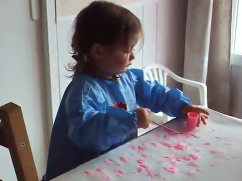 Isis fait de la peinture - 25 mois