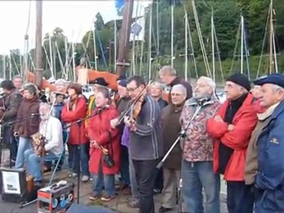 "L'amitié des marins" chantée lors de "Musique à bord" sur le Grand-Léjon au port du Légué à Saint-Brieuc