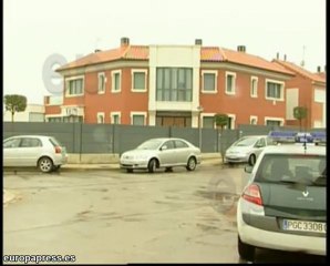 Se atrinchera en su casa y dispara su rifle