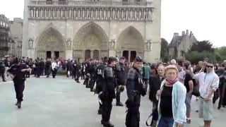 Les Indignés, encerclés par la gendarmerie mobile sur le parvis de Notre Dame 10 mn après le début de l'Assemblée Générale.