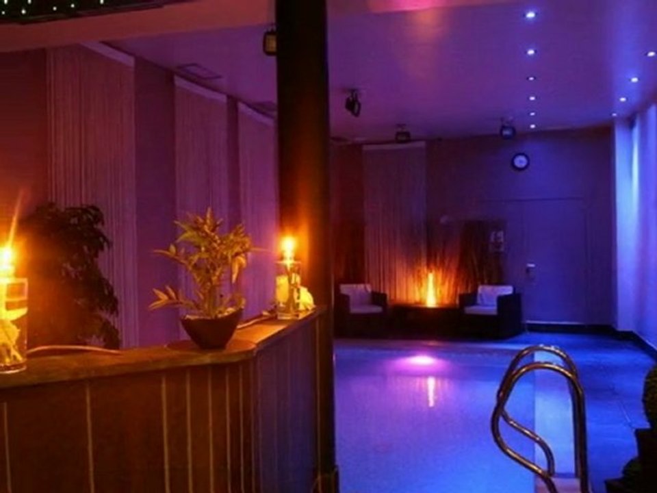 Er is een ruim ontspanningsgedeelte naast de sauna in het saunacomplex van Prive Sauna BoraBora