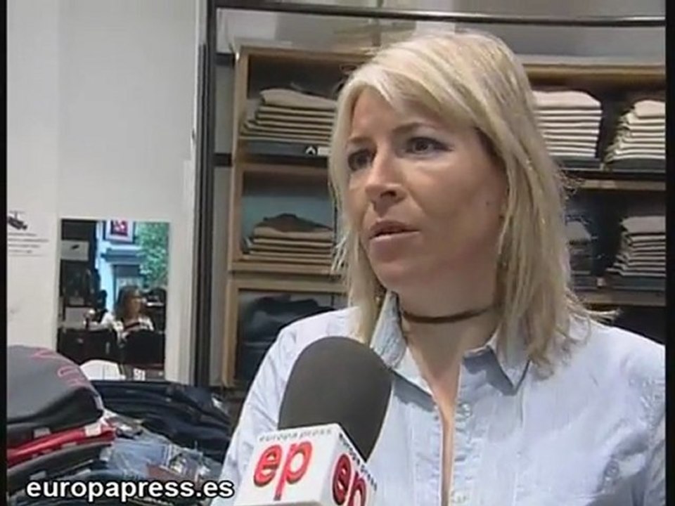 Numerosos sevillanos realizan sus últimas compras