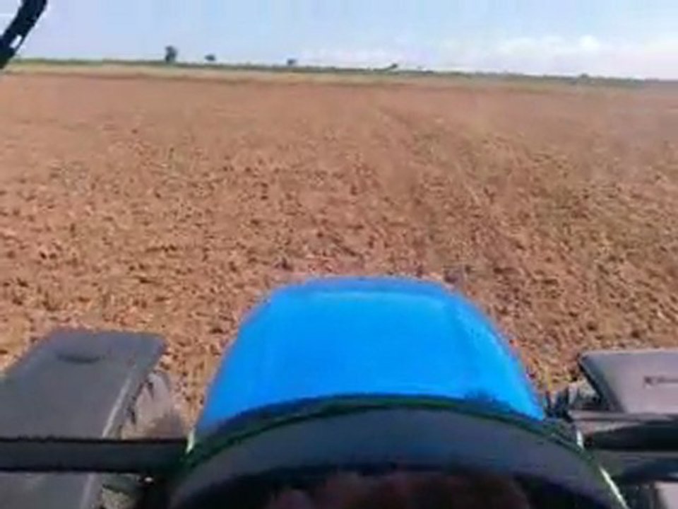 NEW HOLLAND TL100A AYÇİÇEK YERLERİNİ 29'LU KÜLTİVATÖR İLE HAZIRLIYOR...!!part2