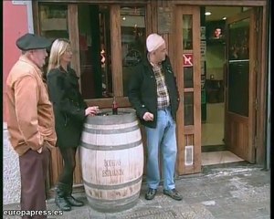 Una cornisa de un bar hiere a un hombre mientras fumaba