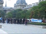 Rafle d'une centaine d'indignés parisiens sur le parvis de Notre-Dame le 19 juin 2011