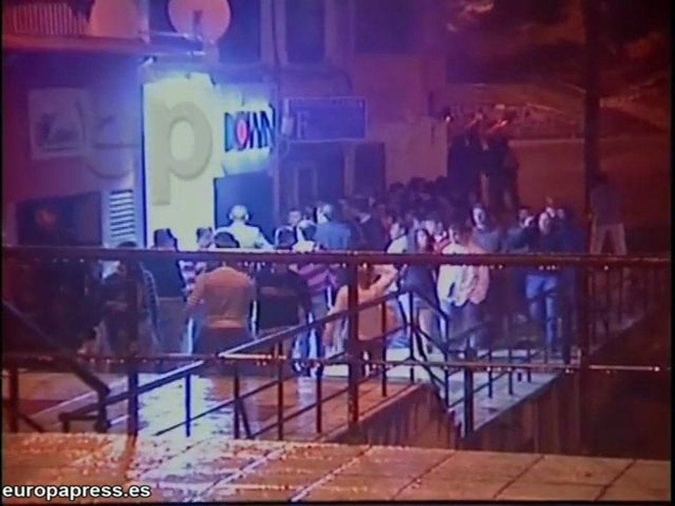 Vecinos cansados del ruido de los fumadores