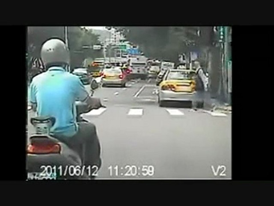 Ein Scooter weiß Passagère Loss Fail