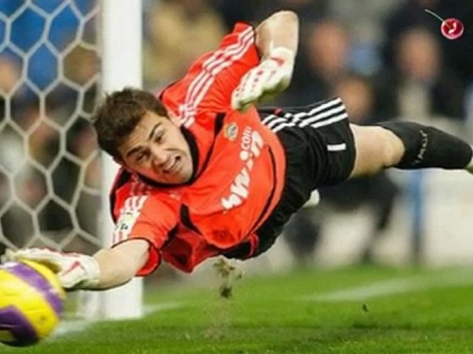 Sara Carbonero distrae a Iker Casillas en el Mundial