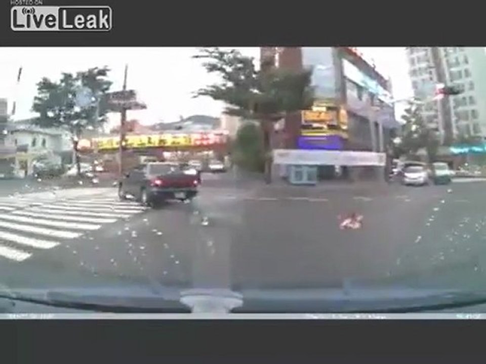 Kid fällt aus dem Auto während der Fahrt - Dashcam Video