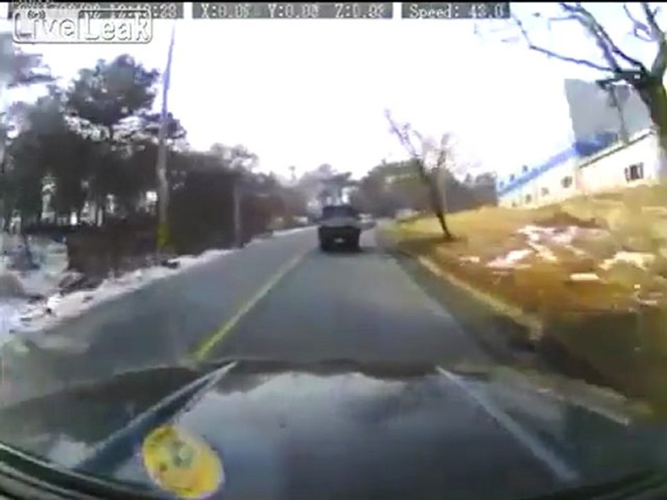 Car Schleudern auf entgegenkommende lane.Head Kollision!