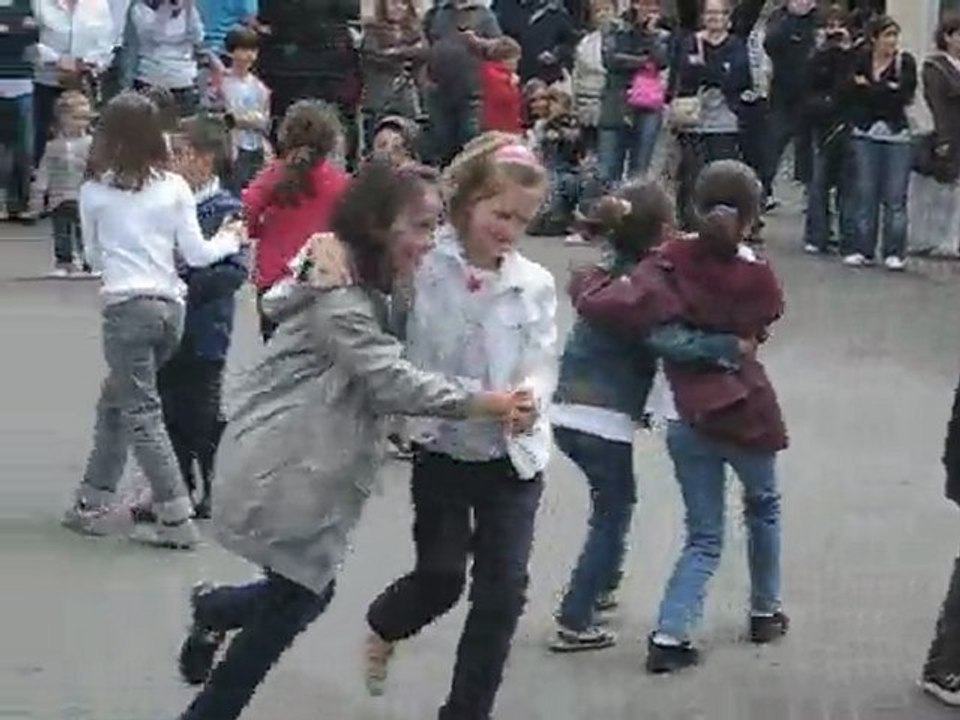 Danse sur la chanson "GUGUSSE AVEC SON VIOLON"