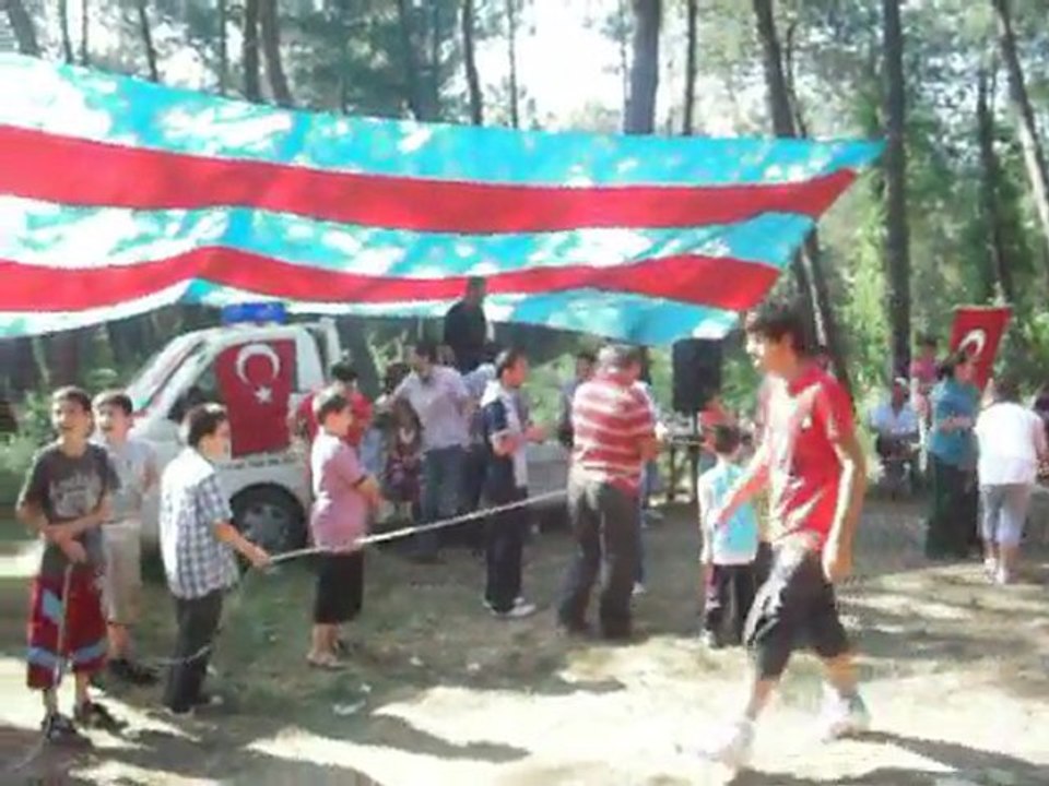 Of-Hayrat Yeniköy Derneği 2011 Pikniği;  Çocuklar, ip çekme yarışması