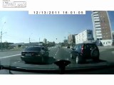 Stupid Fahrer und das Auto hob auf einer Autobahn in Moskau