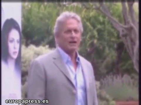 Douglas le agradece el apoyo a su mujer