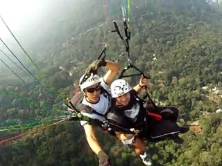Bruno Larêdo voando de Parapente