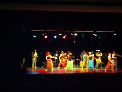 danse africaine ( percus, sax et bass)
