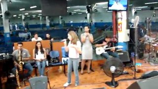 Cantora Gabrielle Vivan cantando a música Sabor de Mel da cantora gospel Damares