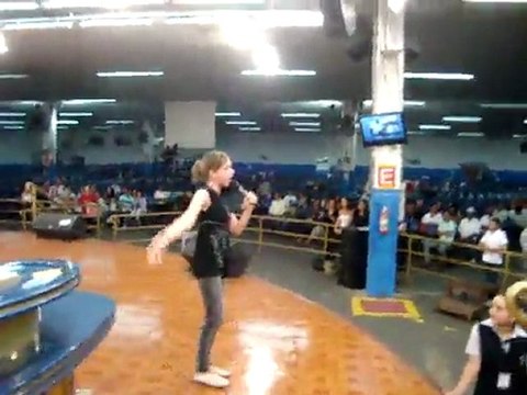 Gabrielle Vivan cantando a música Apaixonado da cantora gospel Aline Barros