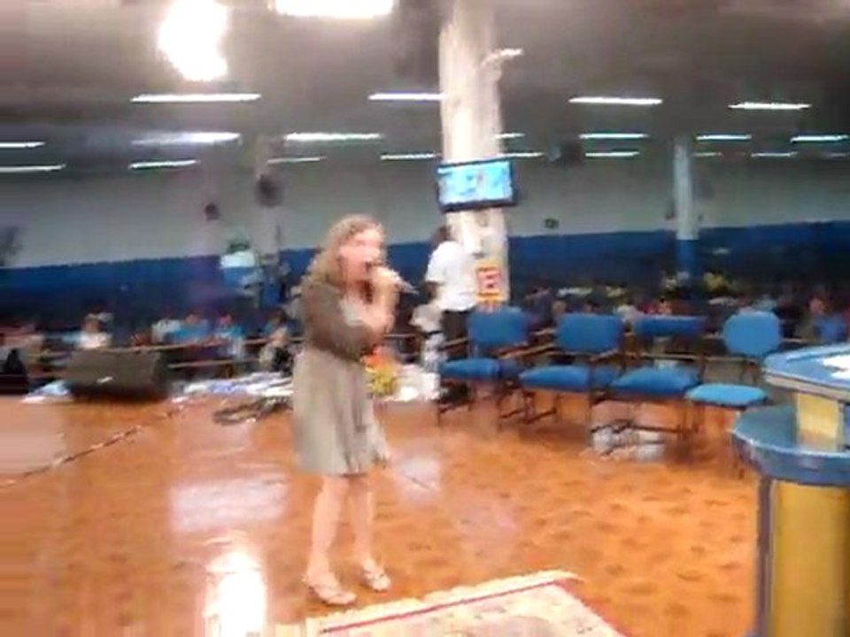 Gabrielle Vivan cantando o louvor Advogado Fiel da cantora gospel Bruna Karla