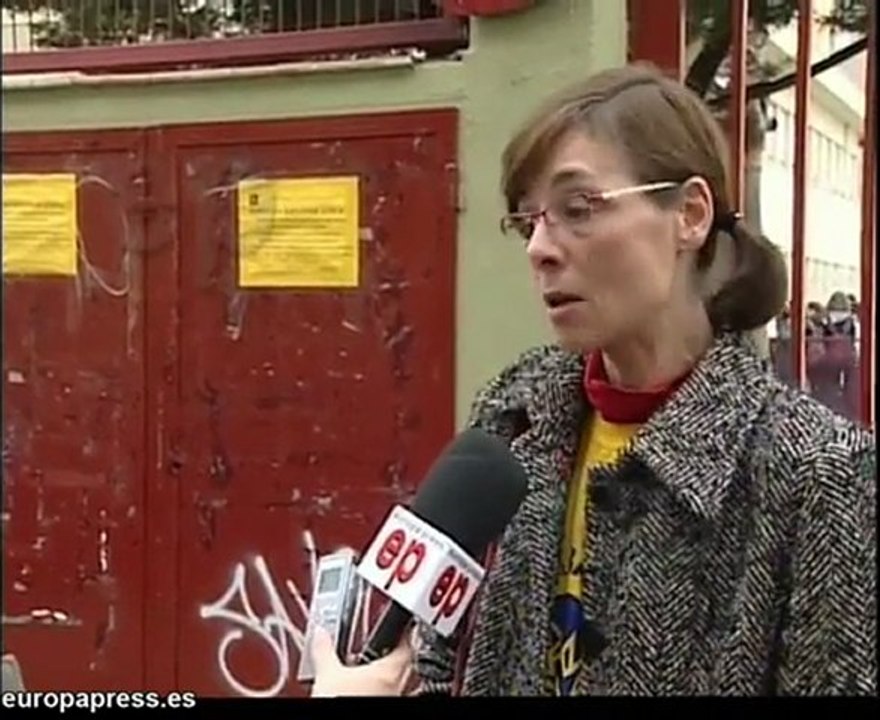 Padres y niños protestan por barracón en colegio