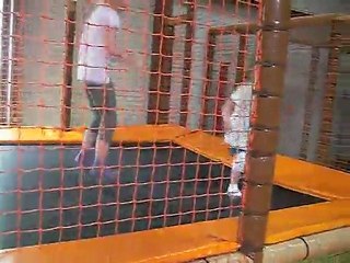 zoé et noemi font du trampoline